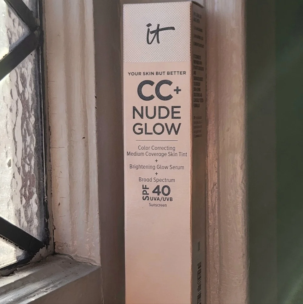 NIB IT COSMETICS CC NUDE GLOW  SKIN TINT FOUNDATION IN FAIR LIGHT